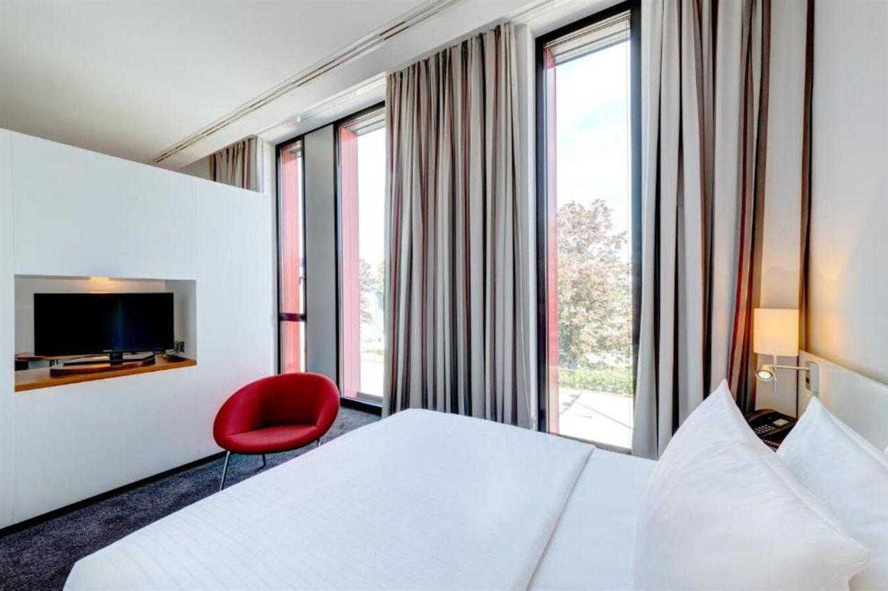 Hilton Garden Inn Stuttgart Neckarpark Exterior photo