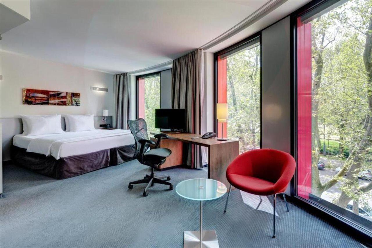 Hilton Garden Inn Stuttgart Neckarpark Exterior photo