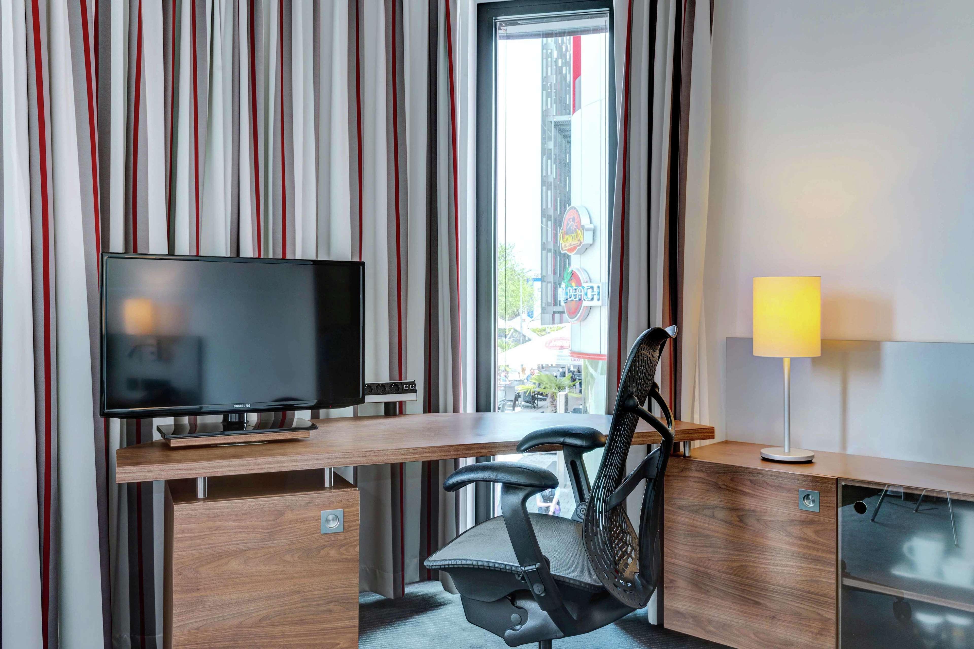 Hilton Garden Inn Stuttgart Neckarpark Exterior photo