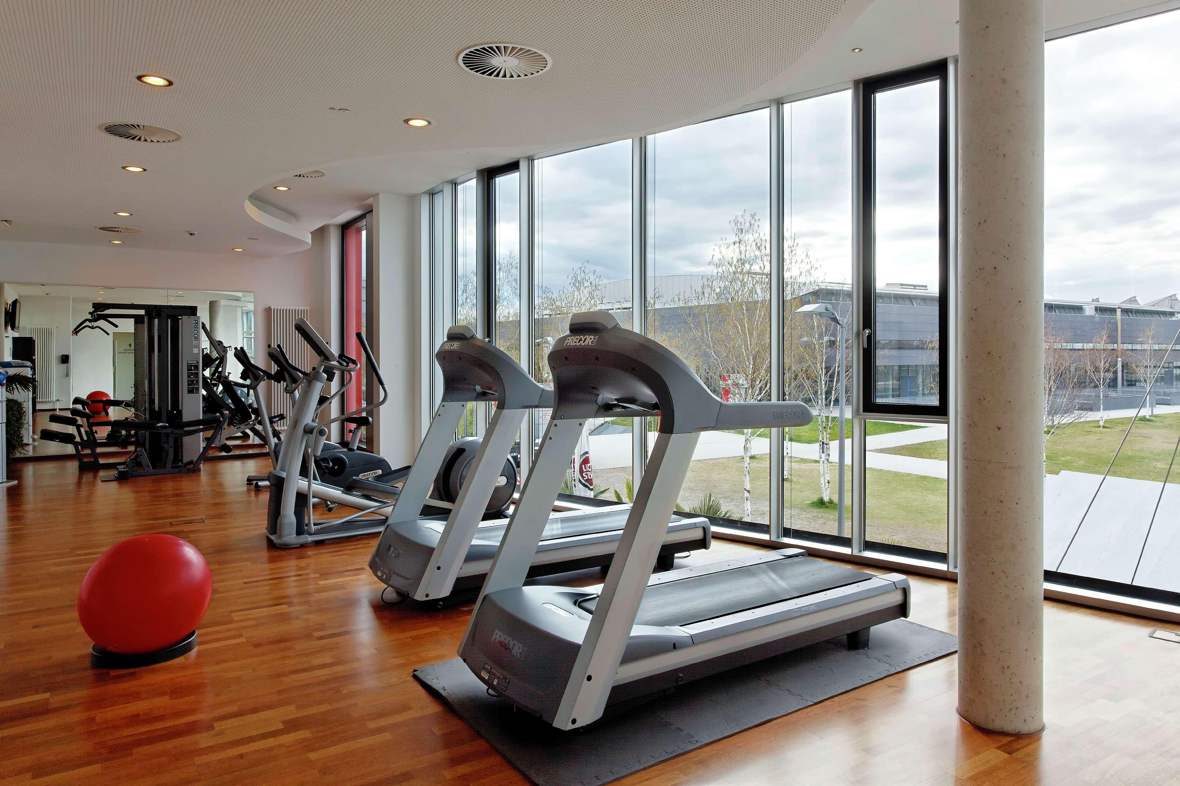 Hilton Garden Inn Stuttgart Neckarpark Exterior photo