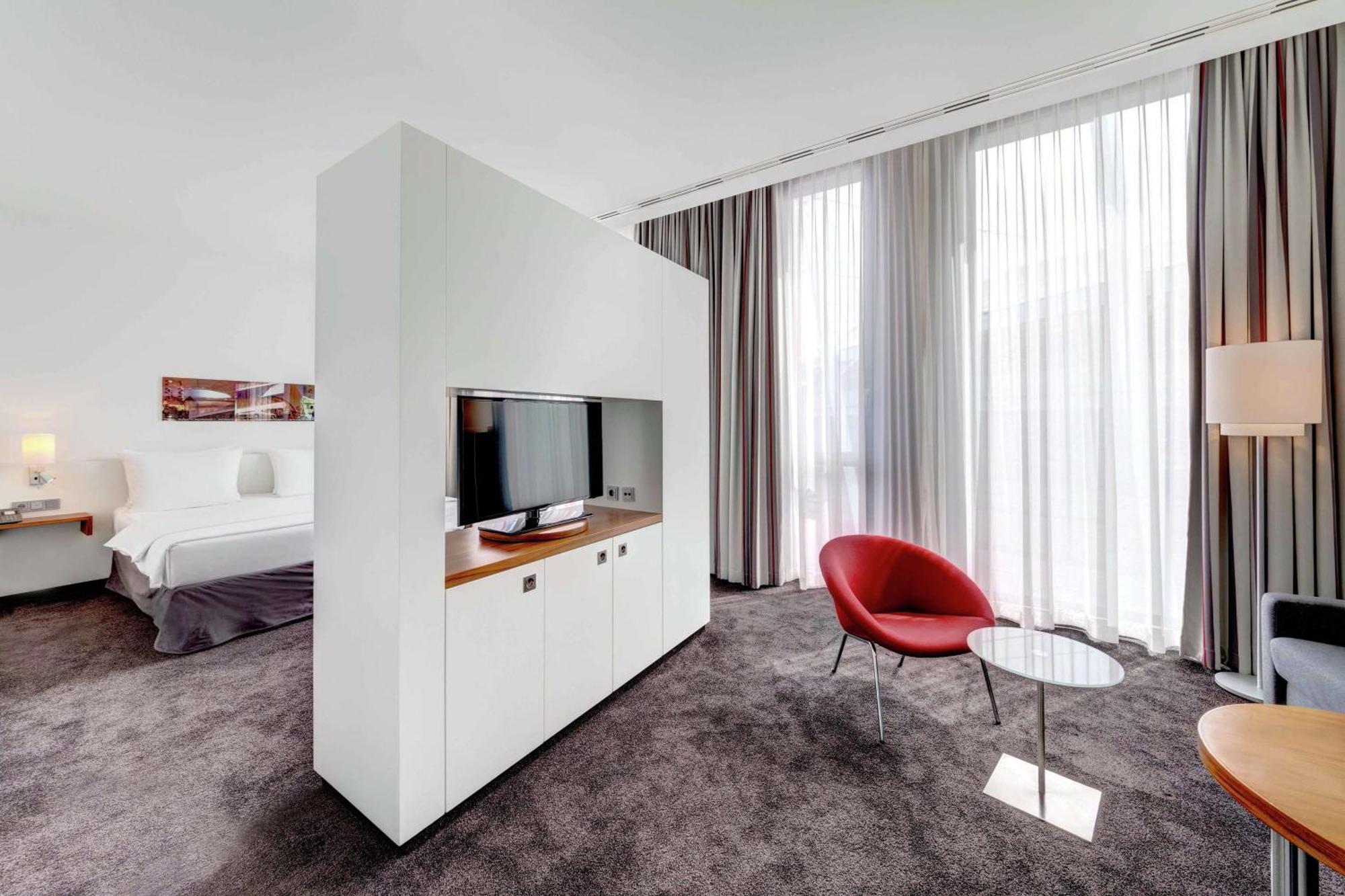 Hilton Garden Inn Stuttgart Neckarpark Exterior photo