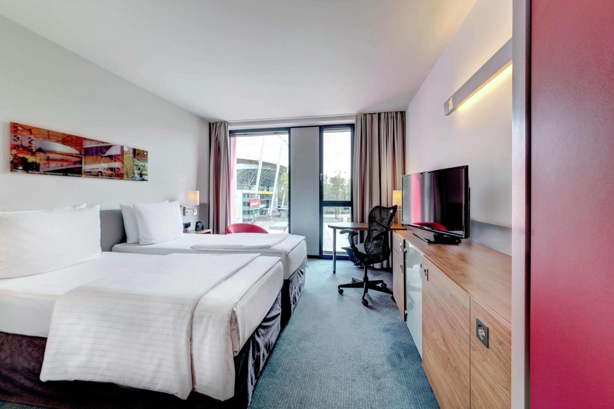 Hilton Garden Inn Stuttgart Neckarpark Exterior photo