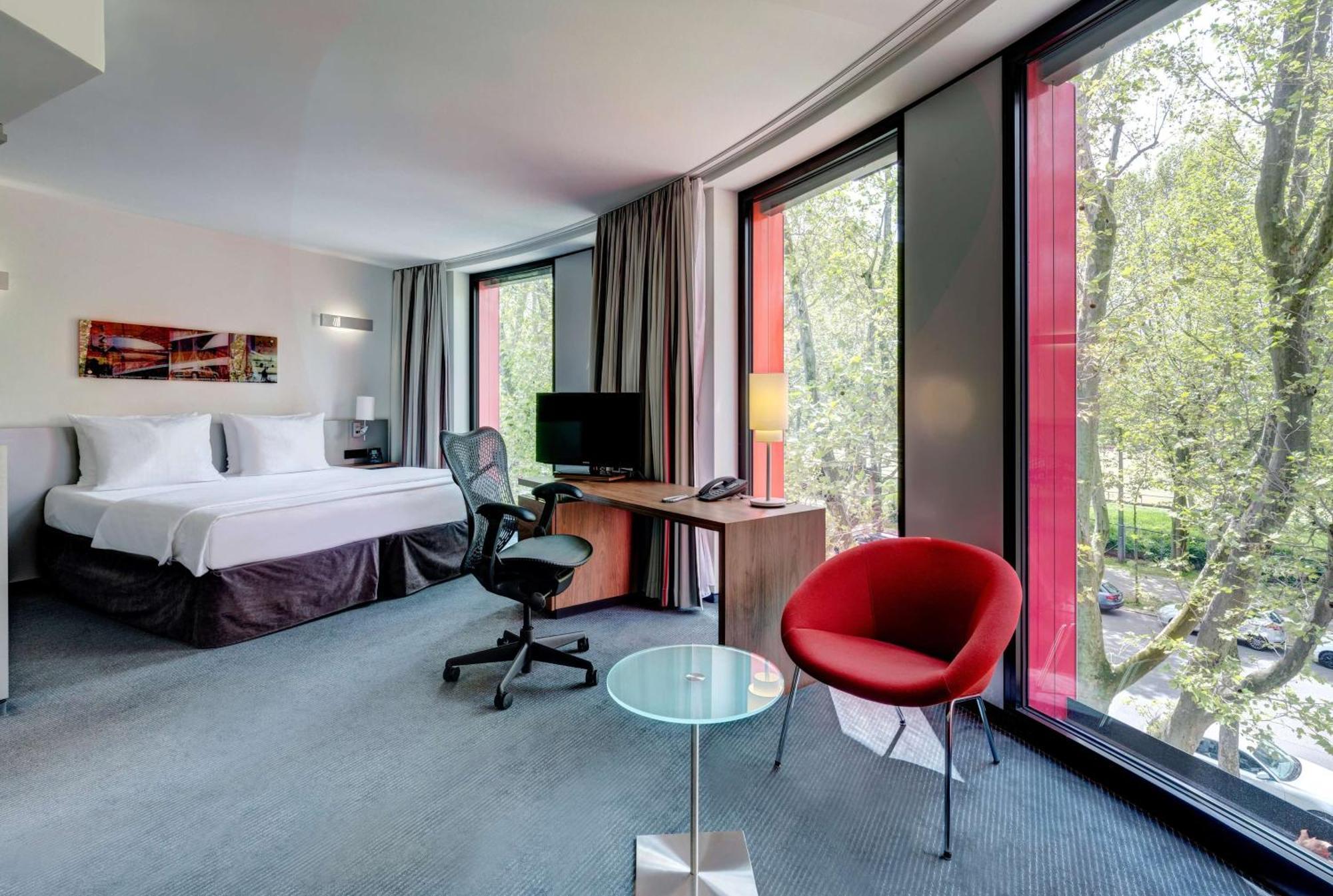 Hilton Garden Inn Stuttgart Neckarpark Exterior photo