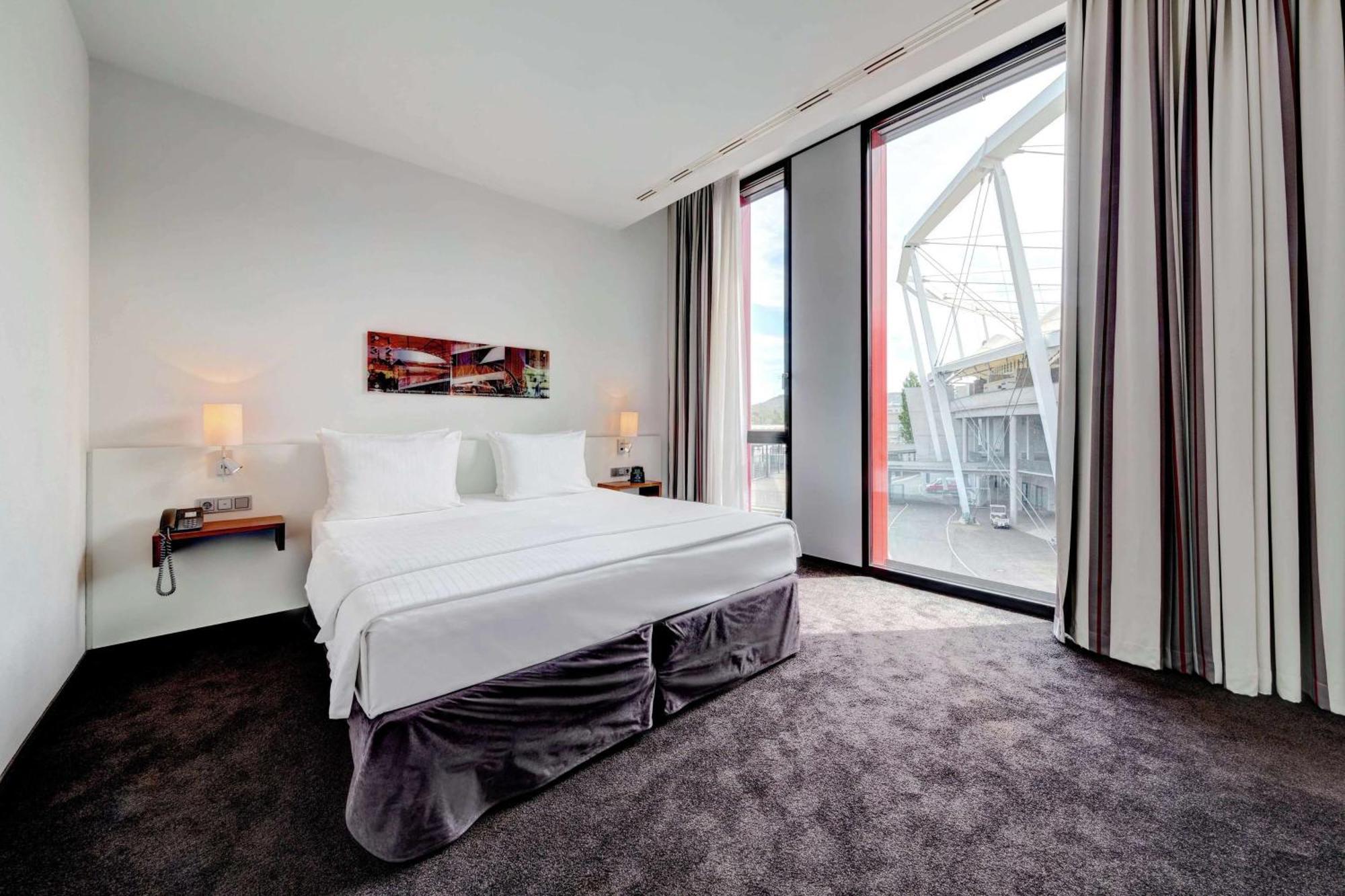 Hilton Garden Inn Stuttgart Neckarpark Exterior photo