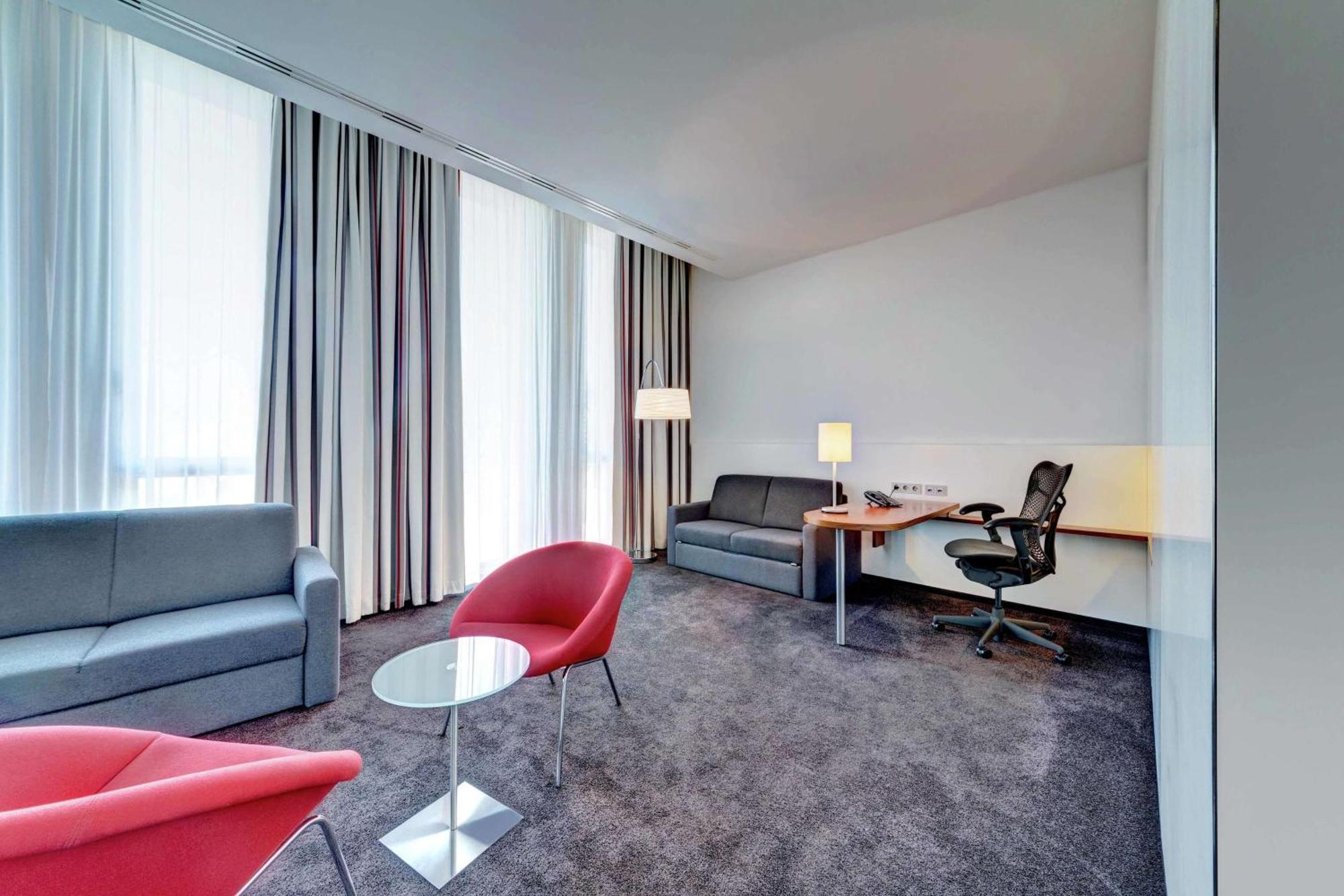Hilton Garden Inn Stuttgart Neckarpark Exterior photo