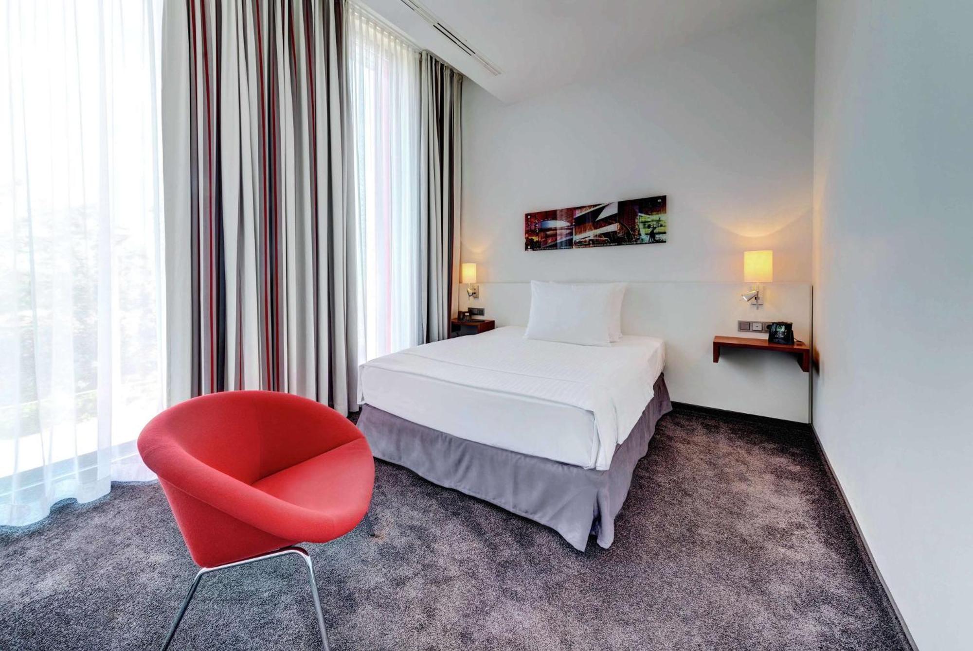 Hilton Garden Inn Stuttgart Neckarpark Exterior photo