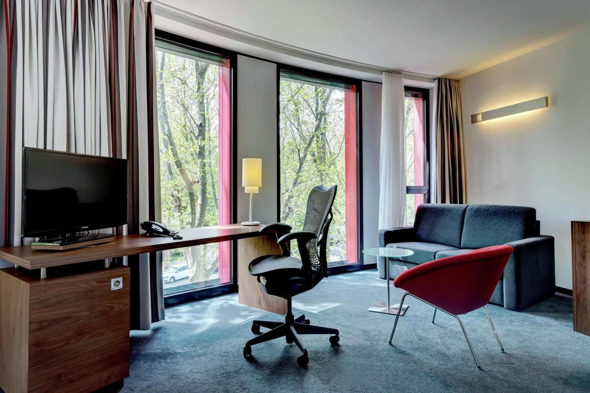 Hilton Garden Inn Stuttgart Neckarpark Exterior photo