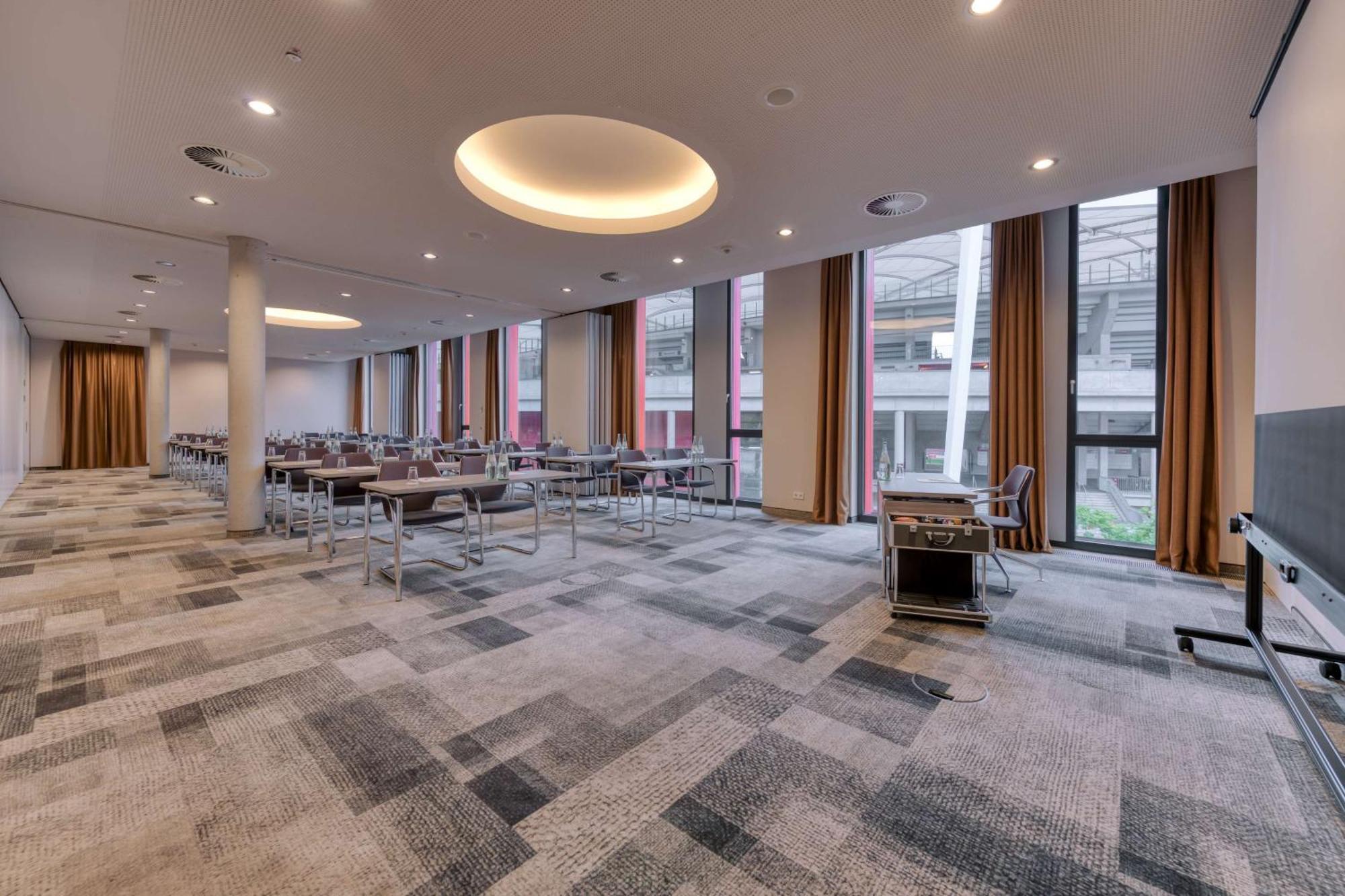 Hilton Garden Inn Stuttgart Neckarpark Exterior photo