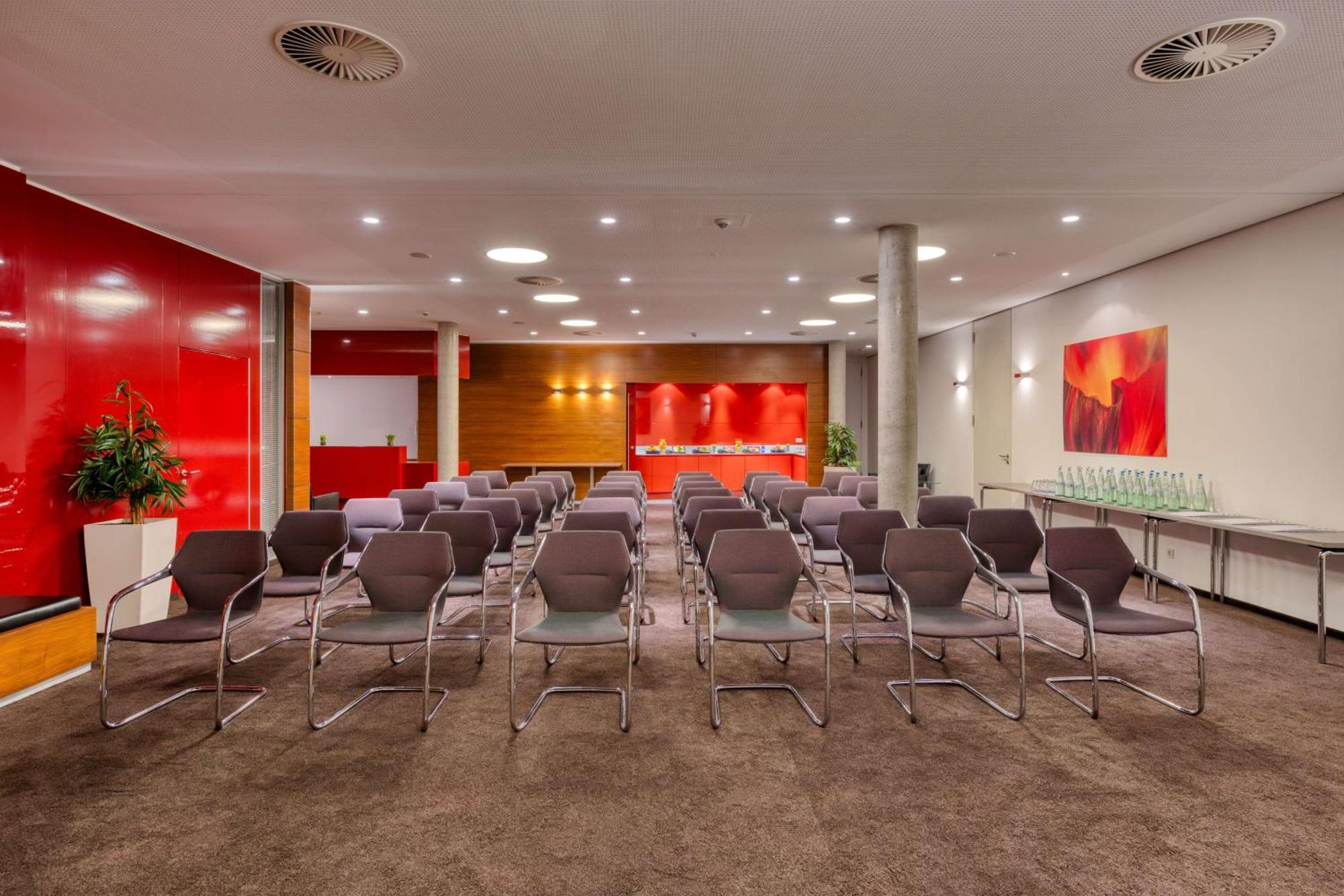 Hilton Garden Inn Stuttgart Neckarpark Exterior photo